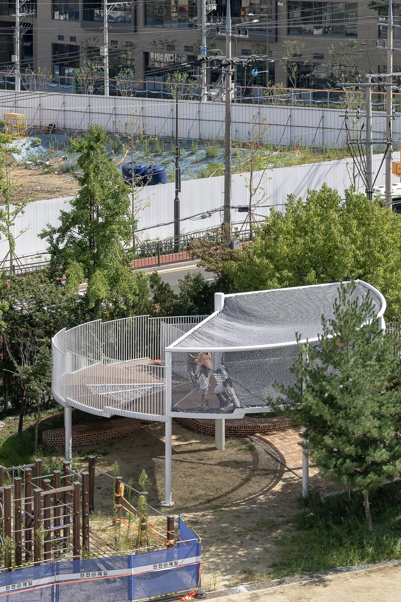 꿈을 담은 놀이터 / 고척초등학교